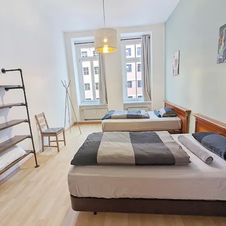 Monteurdreams-de Zentrale, Grosse 5z Wohnung, 2 Baeder, Kueche * Lipsia