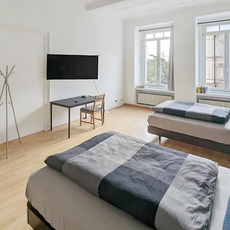 Zentrum, Schnelles Wlan, Tvs In Allen 5 Zimmern, Self-check-in, 5 Riesige Fuer Grosse Gruppen, Aufzug *